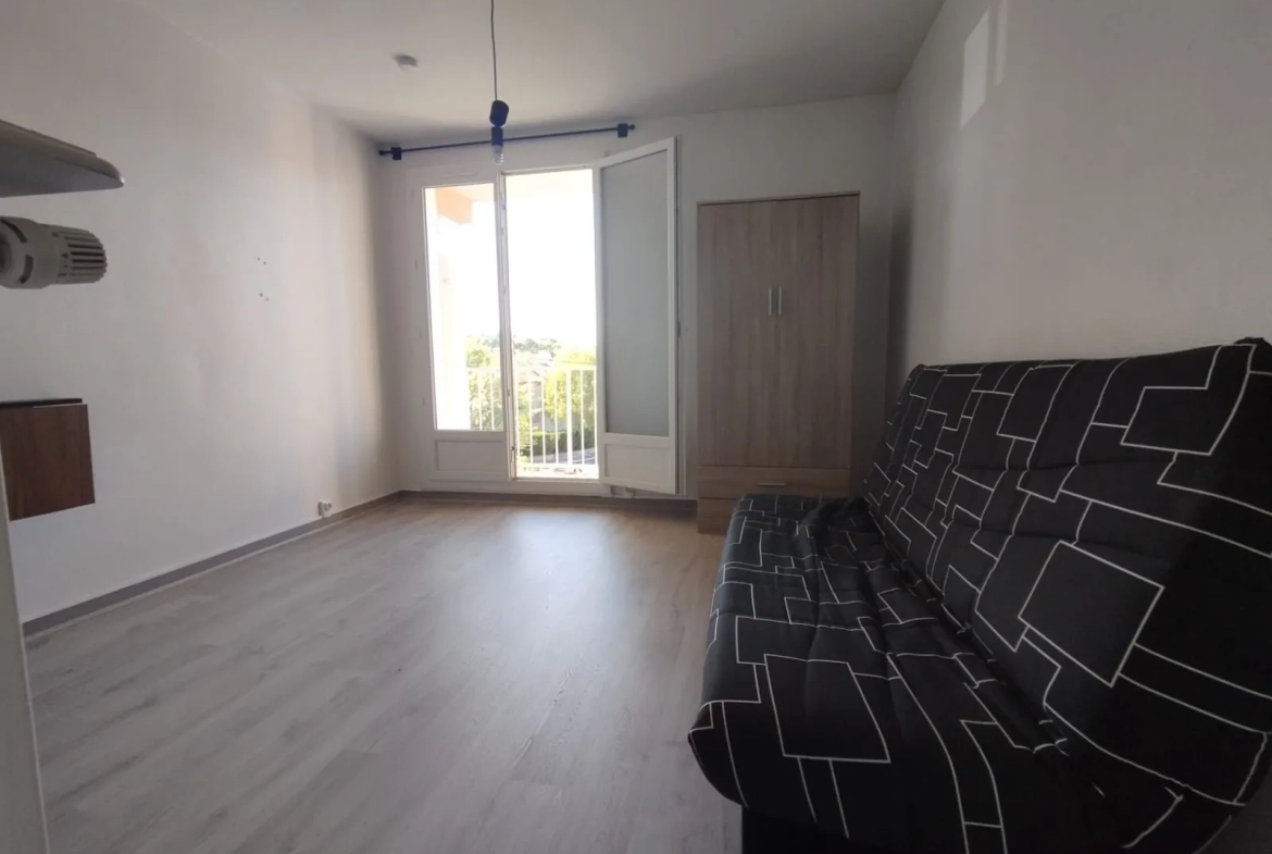 Studio à vendre à Issoire, idéal investisseur, 18,40 m² avec balcon et cave 