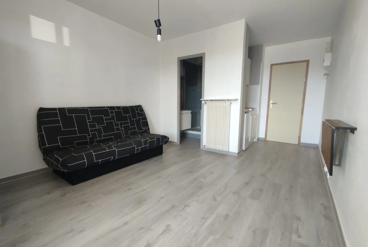 Studio à vendre à Issoire, idéal investisseur, 18,40 m² avec balcon et cave 