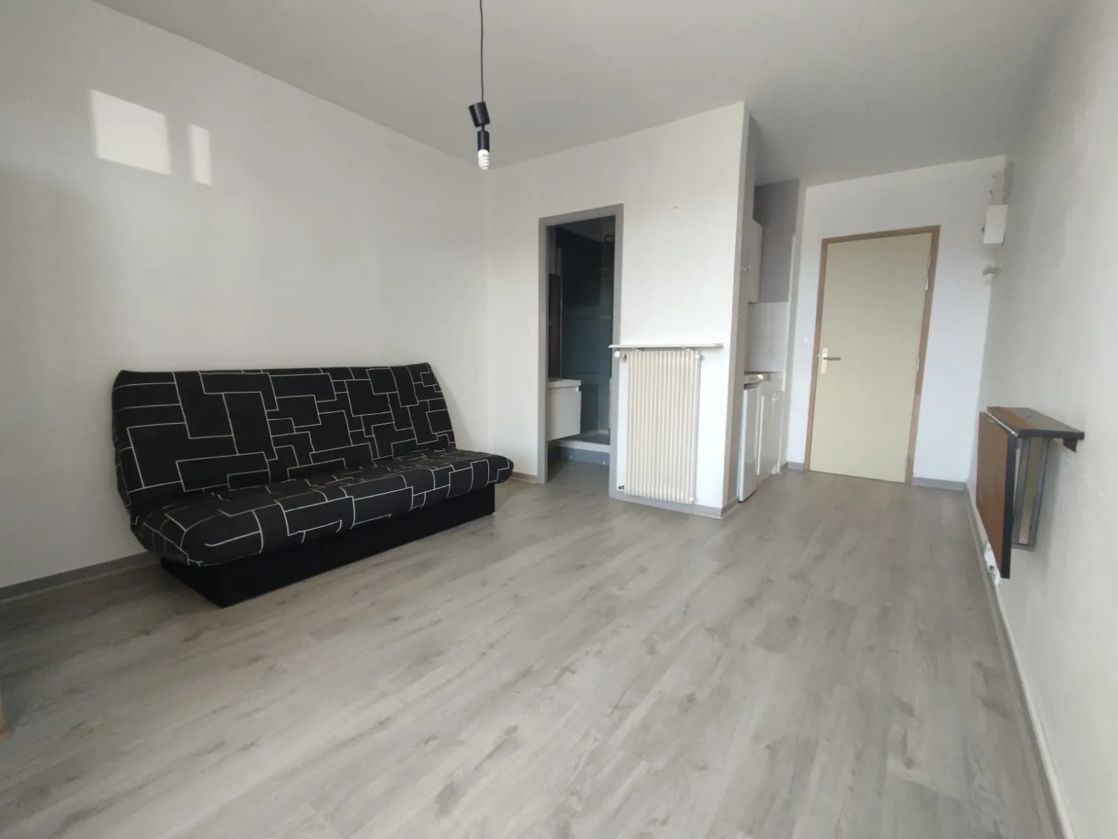 Studio à vendre à Issoire, idéal investisseur, 18,40 m² avec balcon et cave 