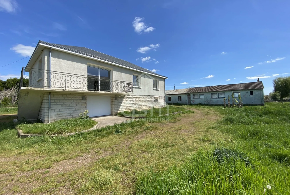 Pavillon rénové avec dépendance de 140m² à Pouzay, proche autoroute 