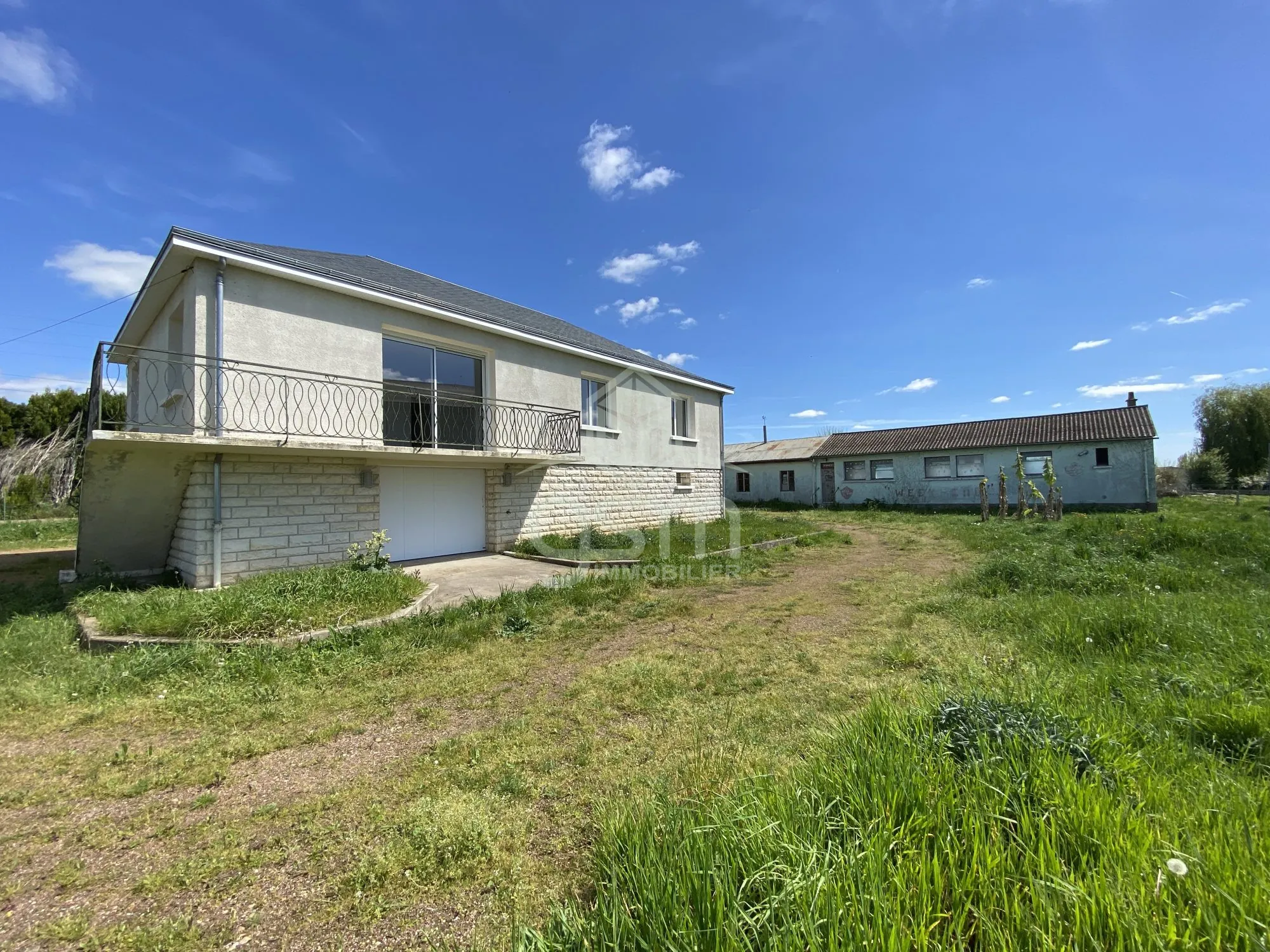 Pavillon rénové avec dépendance de 140m² à Pouzay, proche autoroute 