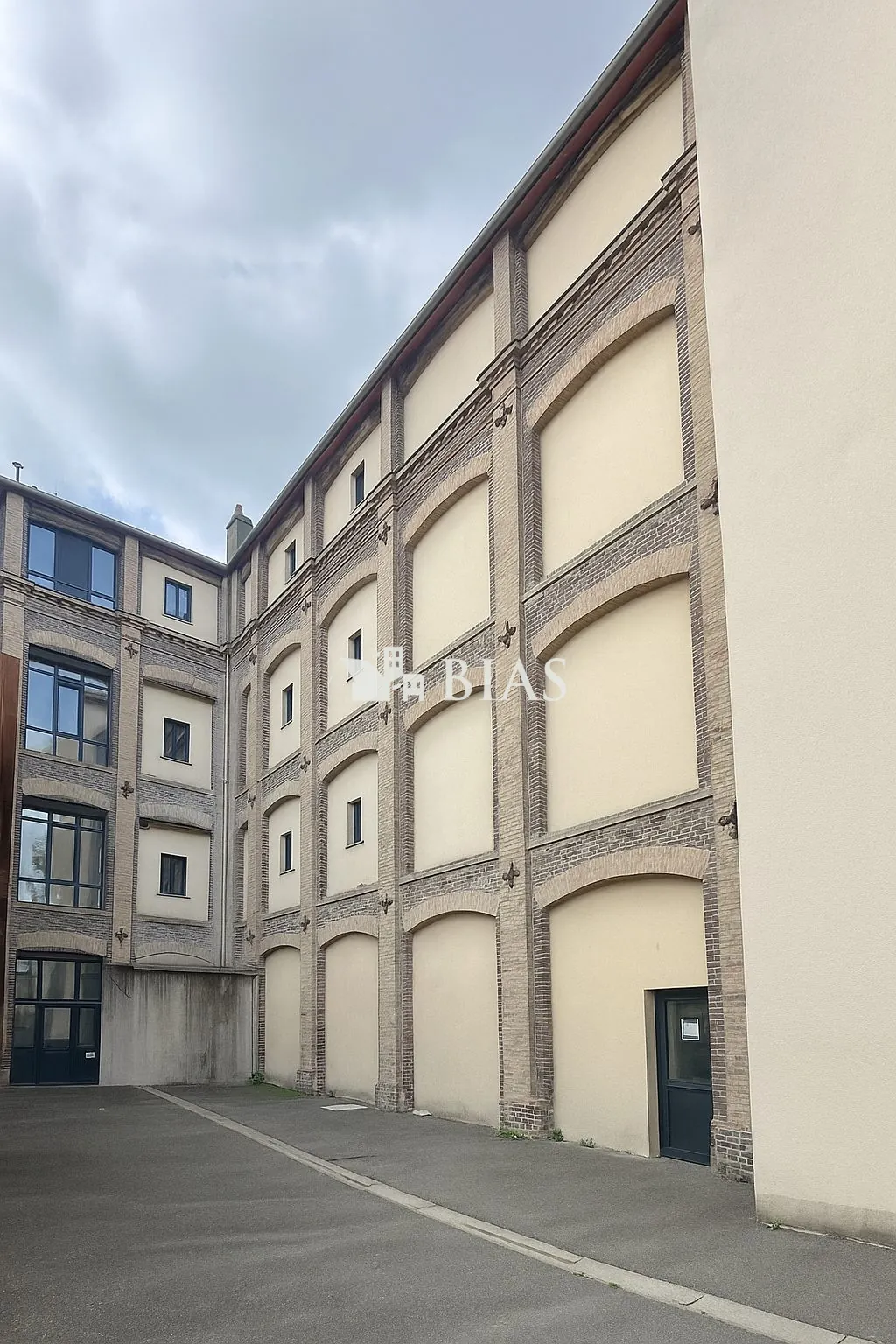 Appartement lumineux F2 à vendre à Elbeuf, parking sécurisé, proche des commodités 