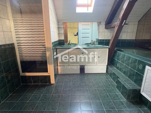 Maison de ville avec garage à Issoudun 152,7 m² 