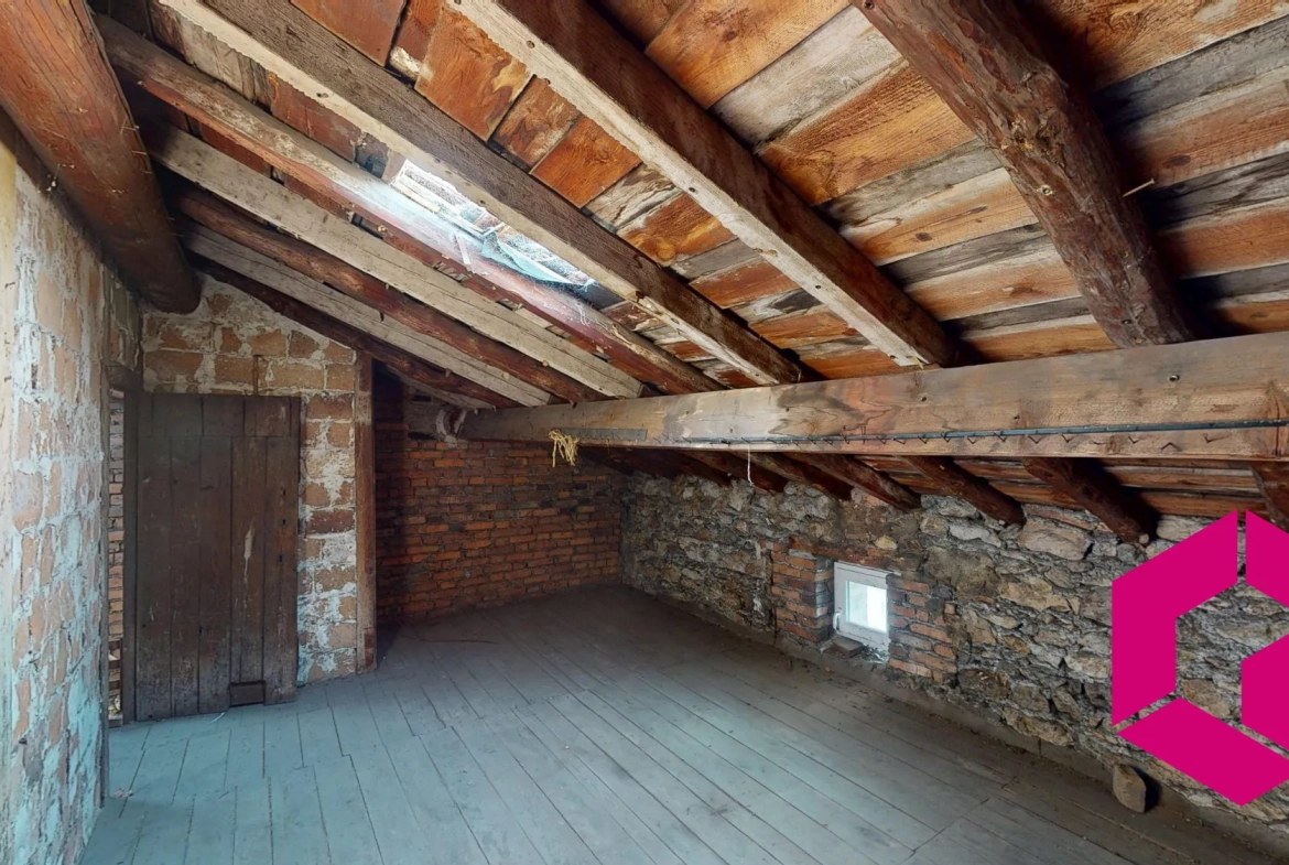 Combles à aménager de 55 m² au sol à Unieux, secteur calme 