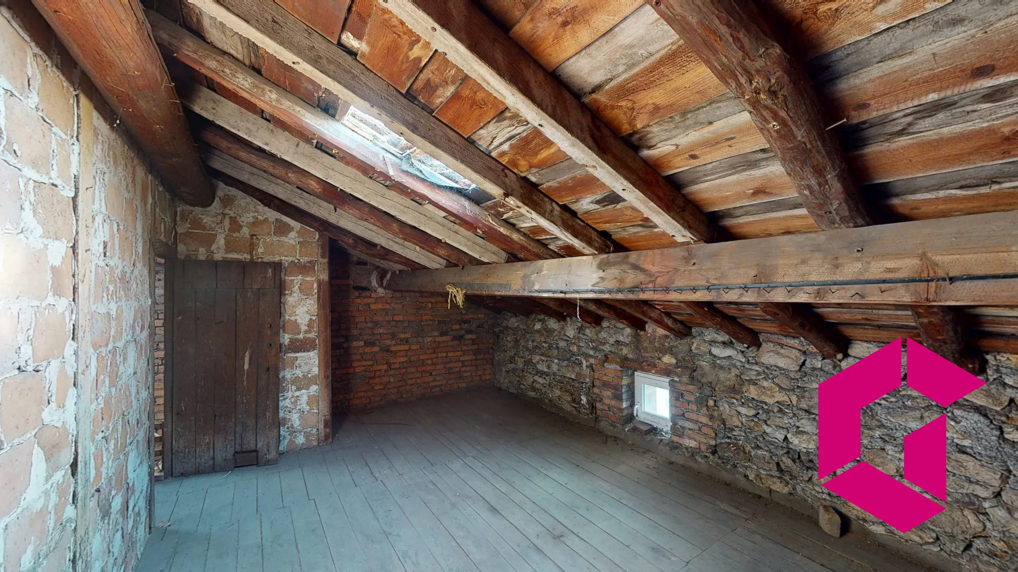 Combles à aménager de 55 m² au sol à Unieux, secteur calme 