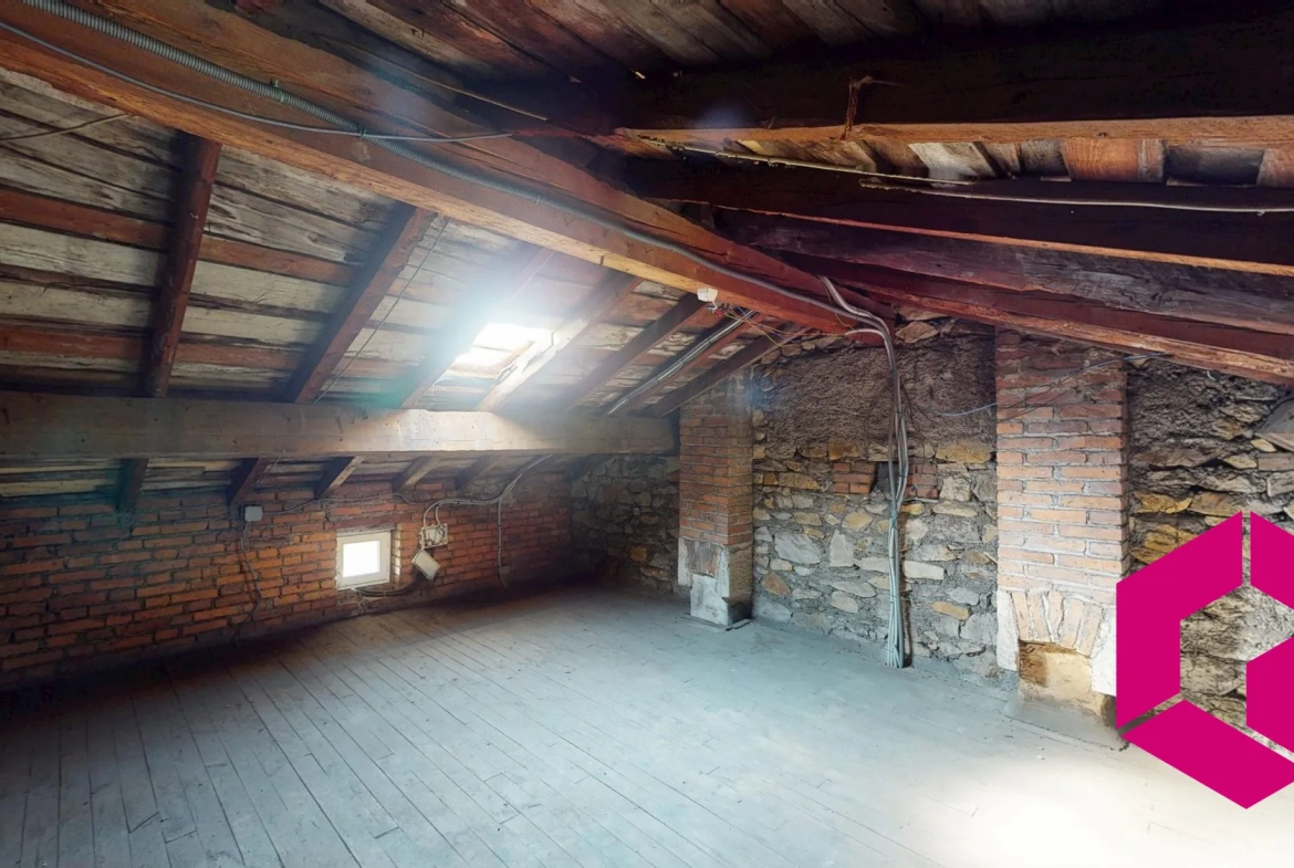 Combles à aménager de 55 m² au sol à Unieux, secteur calme 