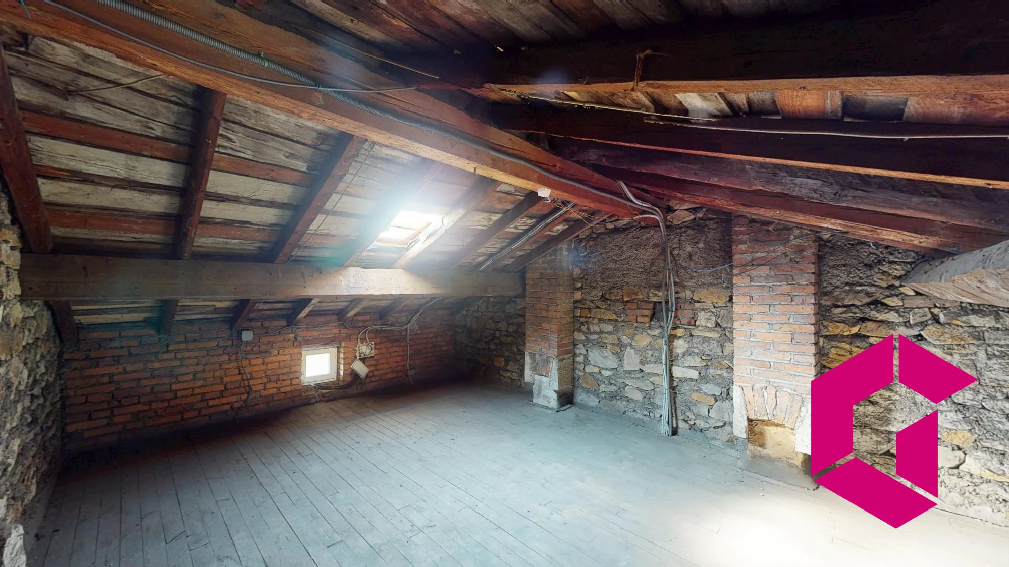Combles à aménager de 55 m² au sol à Unieux, secteur calme 