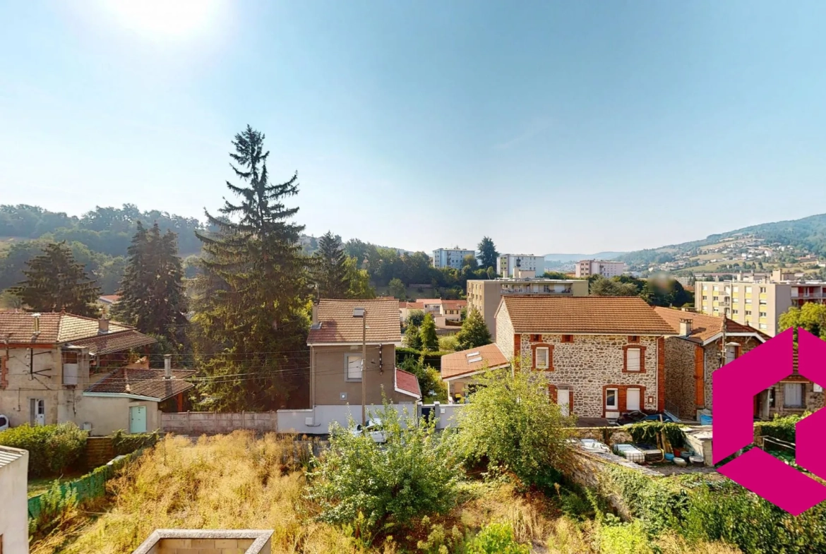Combles à aménager de 55 m² au sol à Unieux, secteur calme 