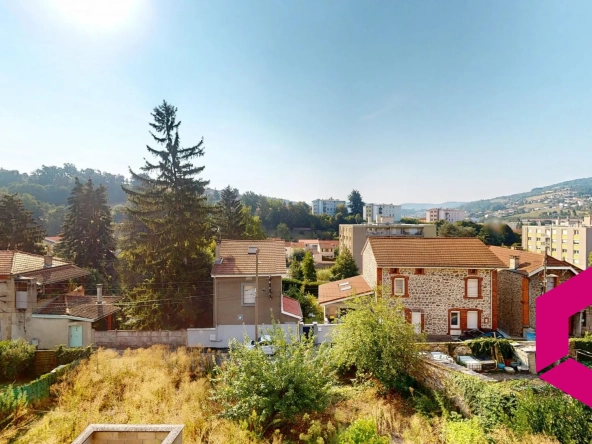 Combles à aménager de 55 m² au sol à Unieux, secteur calme