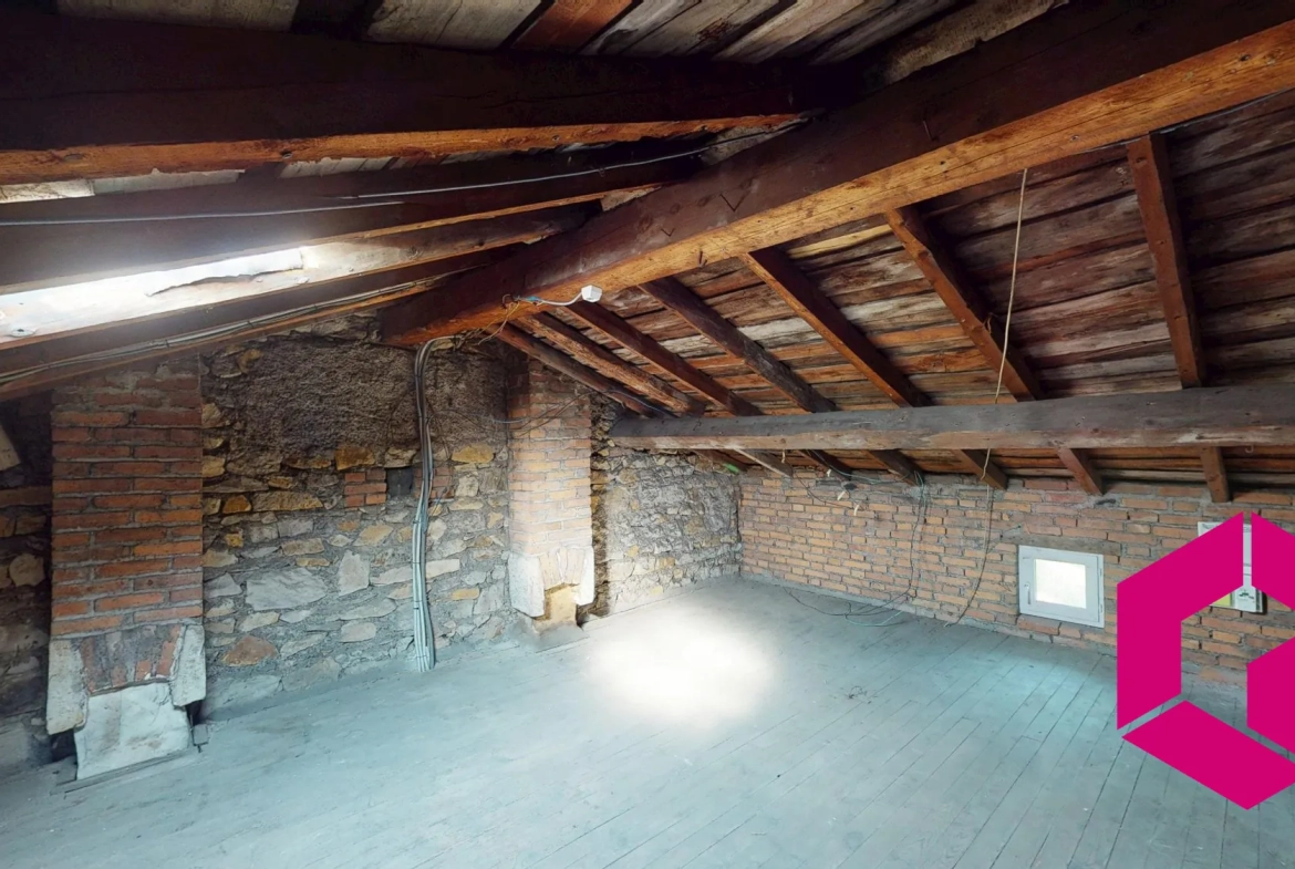 Combles à aménager de 55 m² au sol à Unieux, secteur calme 
