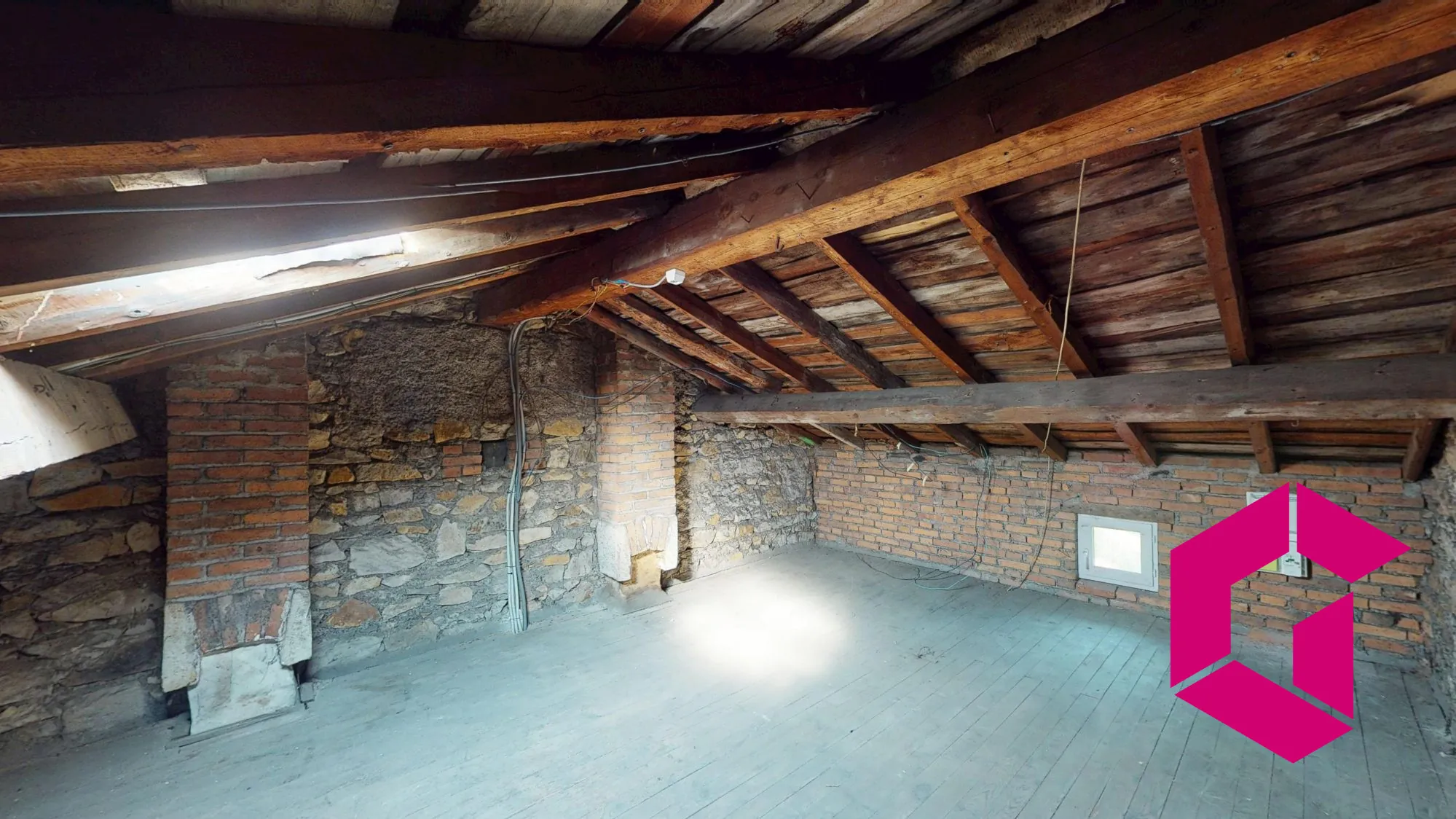 Combles à aménager de 55 m² au sol à Unieux, secteur calme 