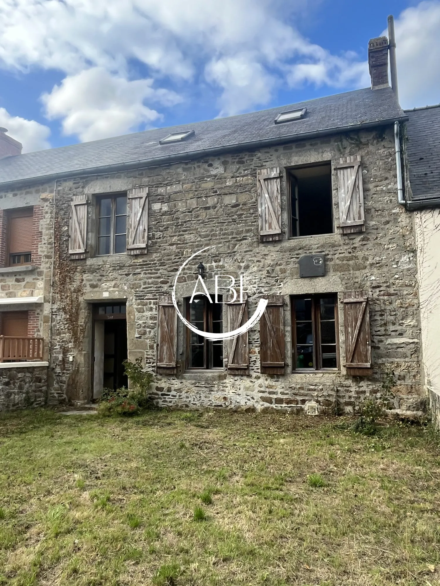 Charmante maison en pierre à vendre dans la Mayenne, 90 m² avec potentiel d'extension 