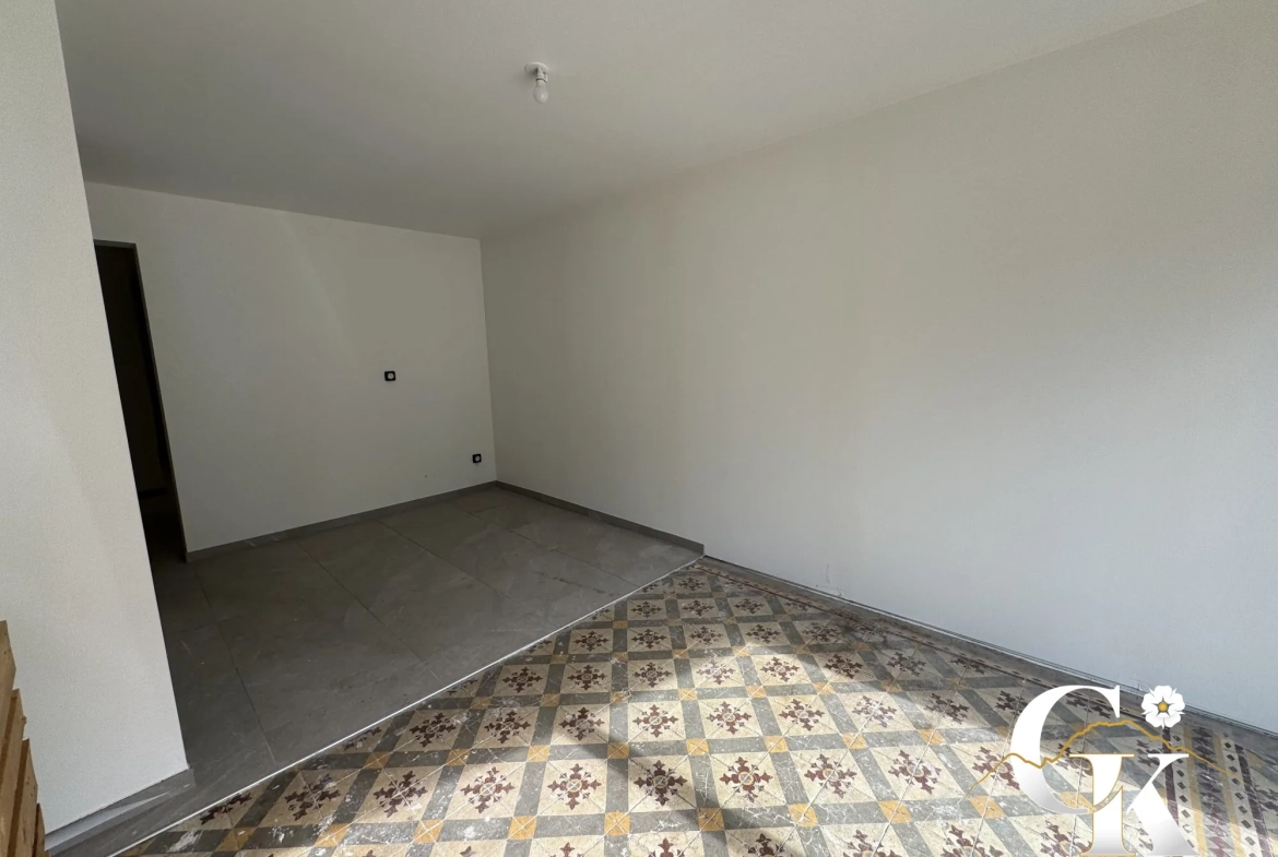 Local commercial rénové à Grenoble – Vitrine 3 m, parking et espace lumineux 