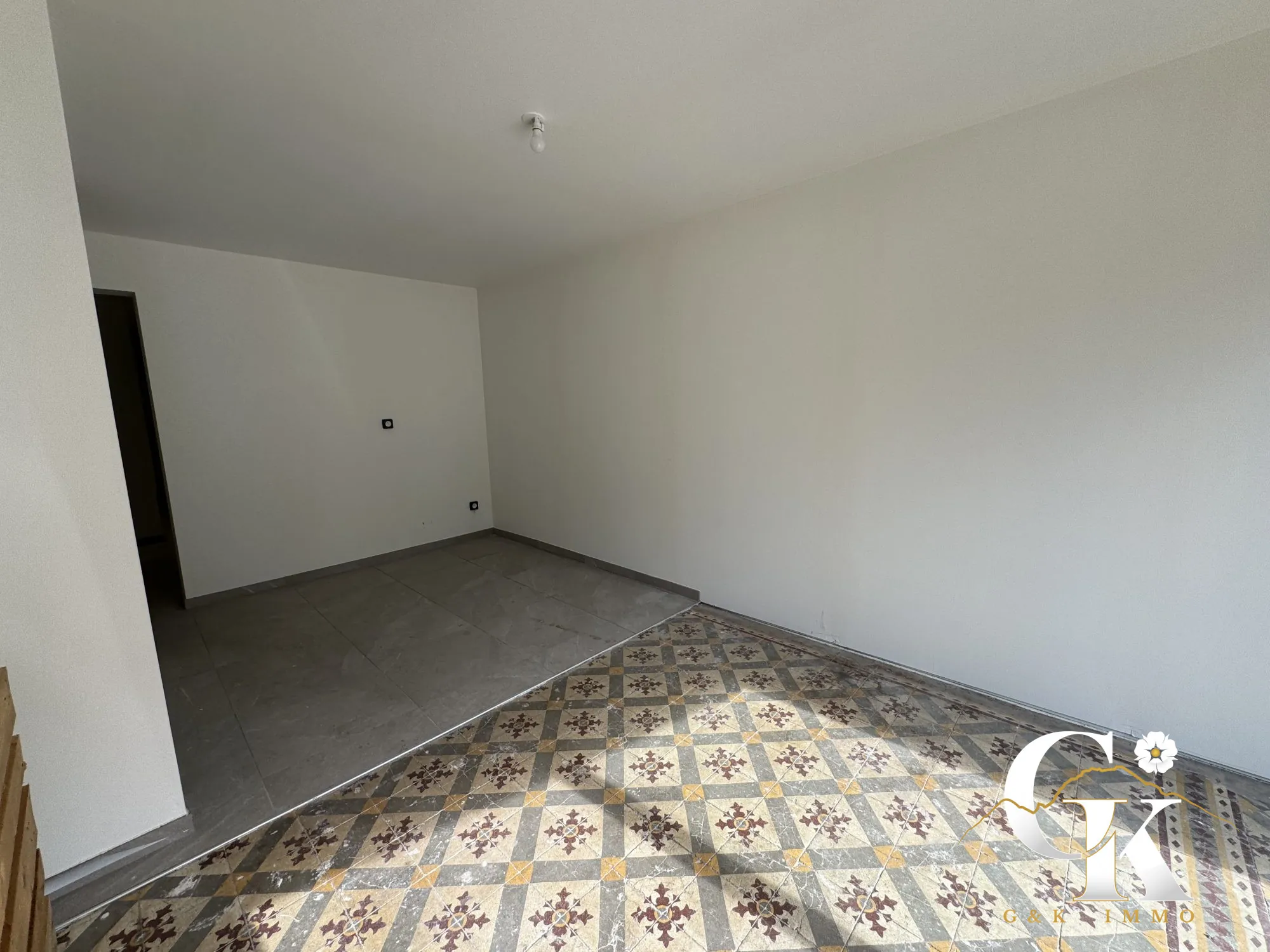 Local commercial rénové à Grenoble – Vitrine 3 m, parking et espace lumineux 