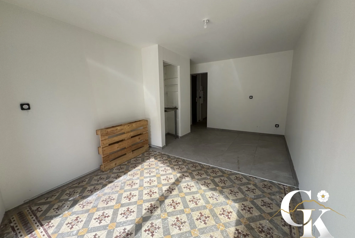 Local commercial rénové à Grenoble – Vitrine 3 m, parking et espace lumineux 