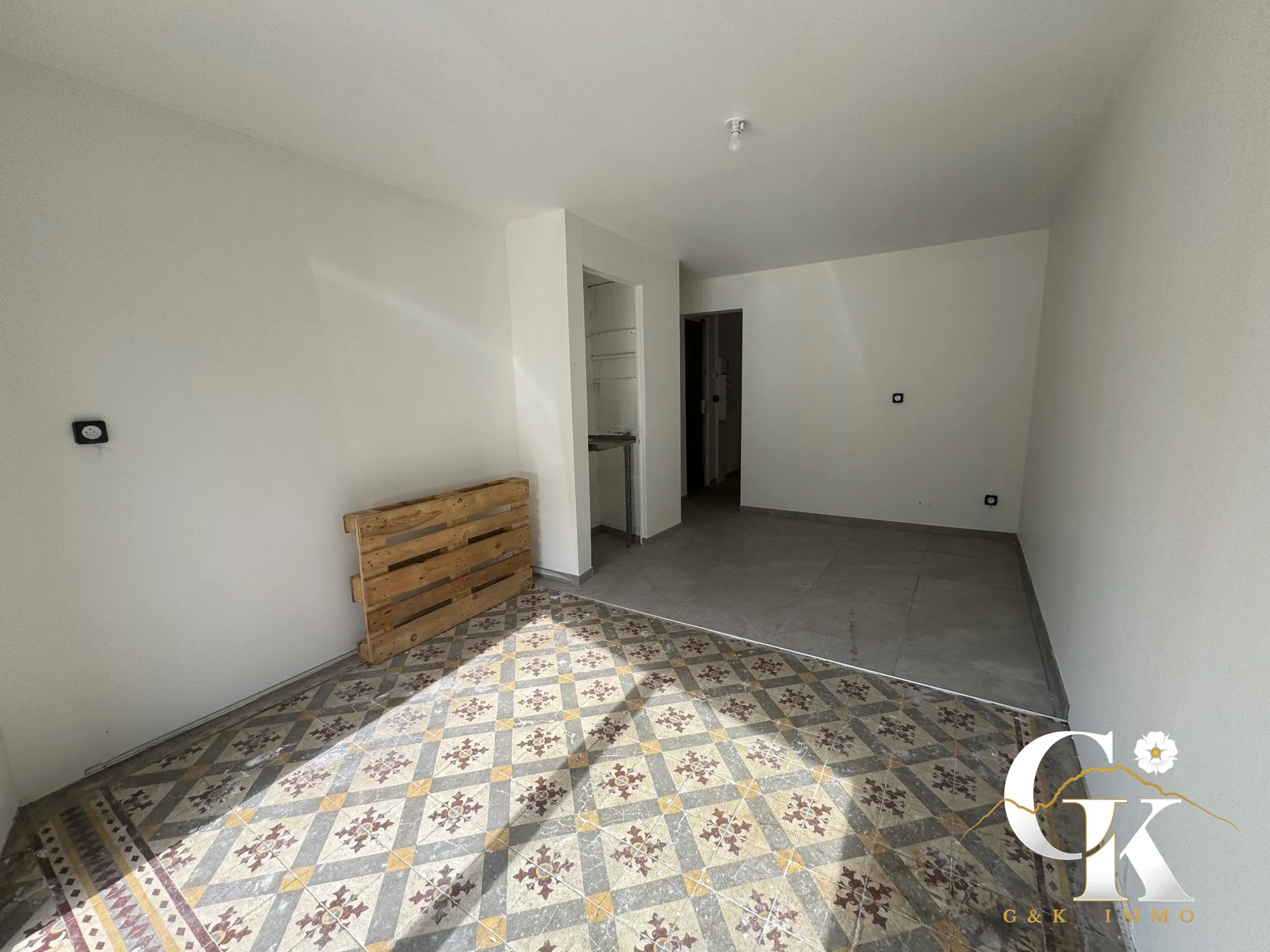 Local commercial rénové à Grenoble – Vitrine 3 m, parking et espace lumineux 