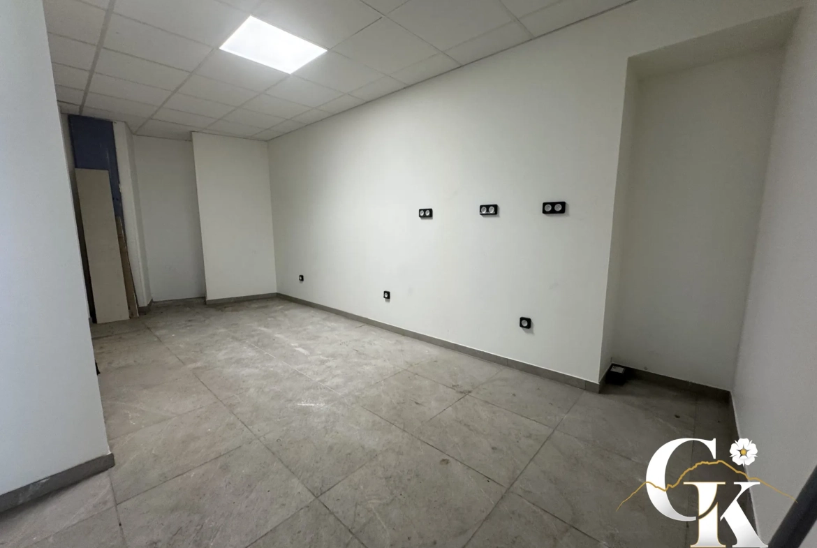 Local commercial rénové à Grenoble – Vitrine 3 m, parking et espace lumineux 