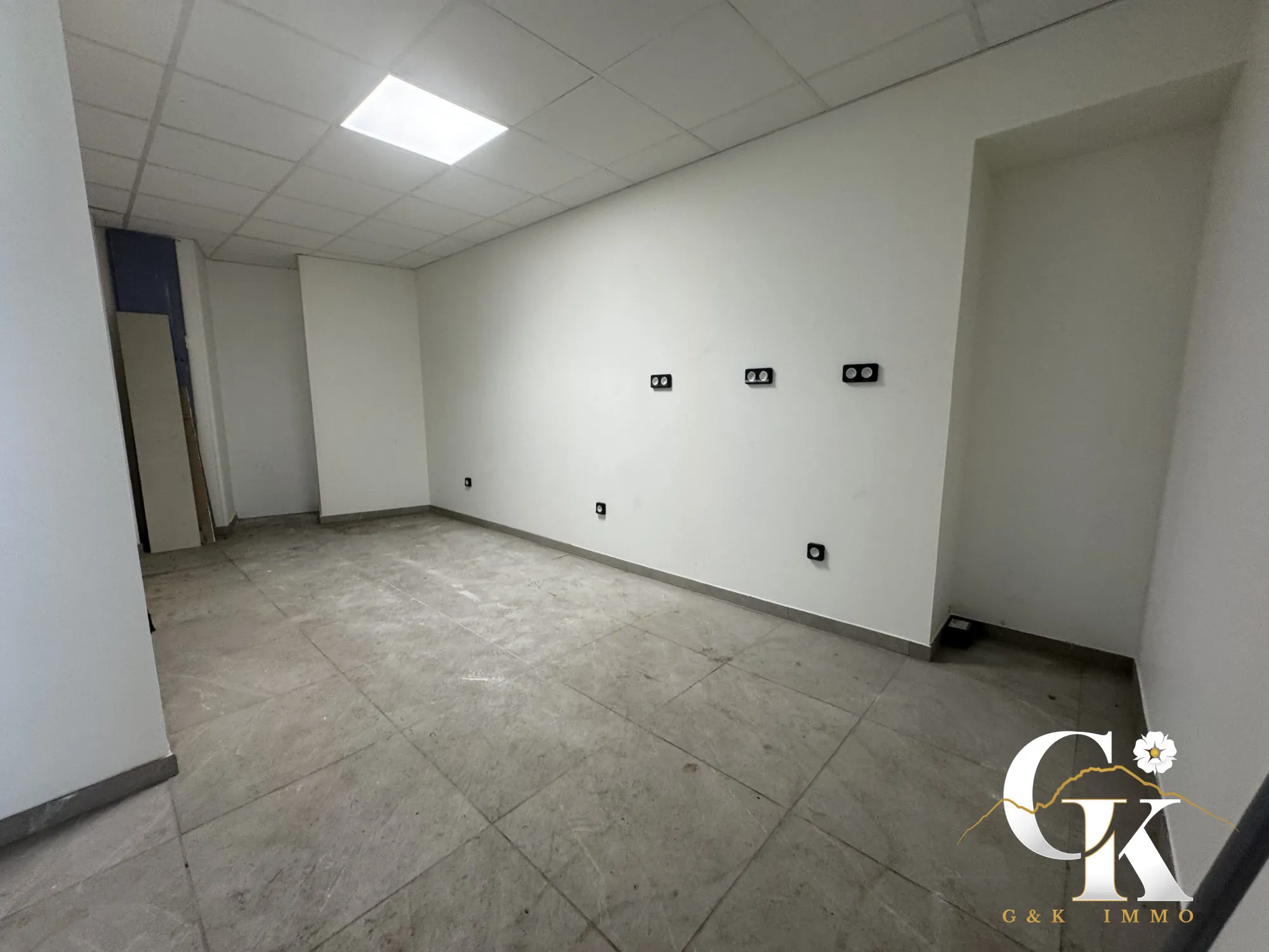 Local commercial rénové à Grenoble – Vitrine 3 m, parking et espace lumineux 