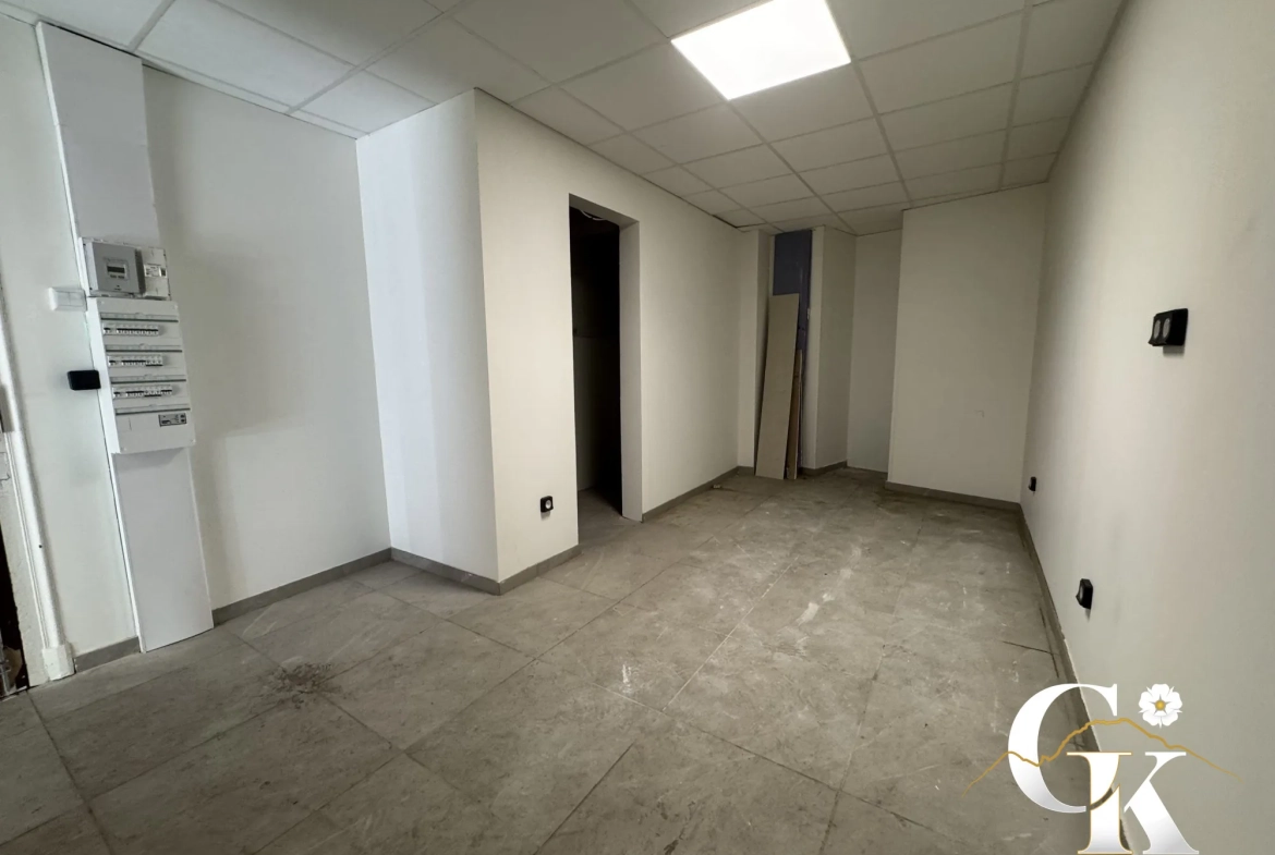Local commercial rénové à Grenoble – Vitrine 3 m, parking et espace lumineux 