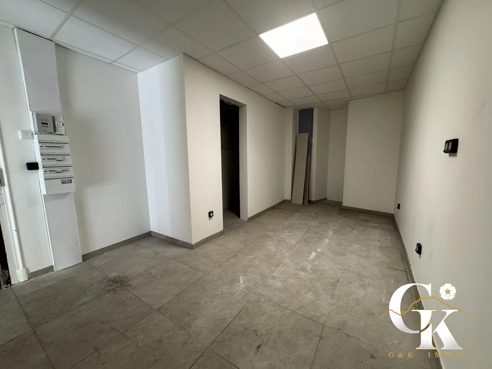 Local commercial rénové à Grenoble – Vitrine 3 m, parking et espace lumineux 