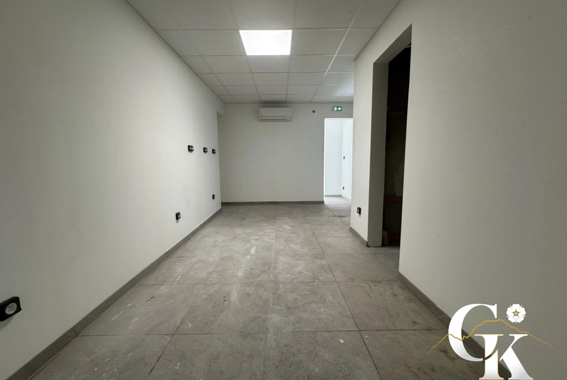 Local commercial rénové à Grenoble – Vitrine 3 m, parking et espace lumineux 