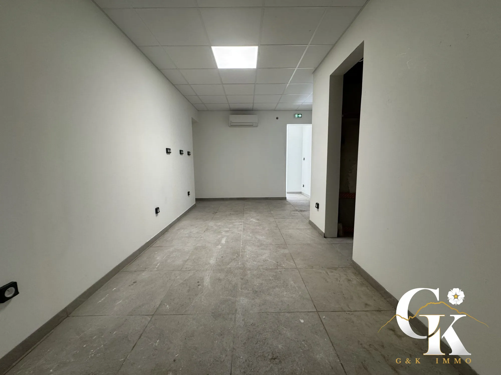 Local commercial rénové à Grenoble – Vitrine 3 m, parking et espace lumineux 