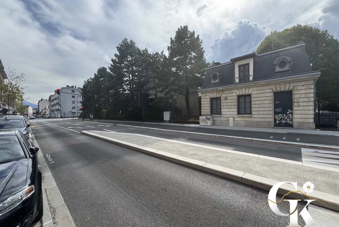Local commercial rénové à Grenoble – Vitrine 3 m, parking et espace lumineux 