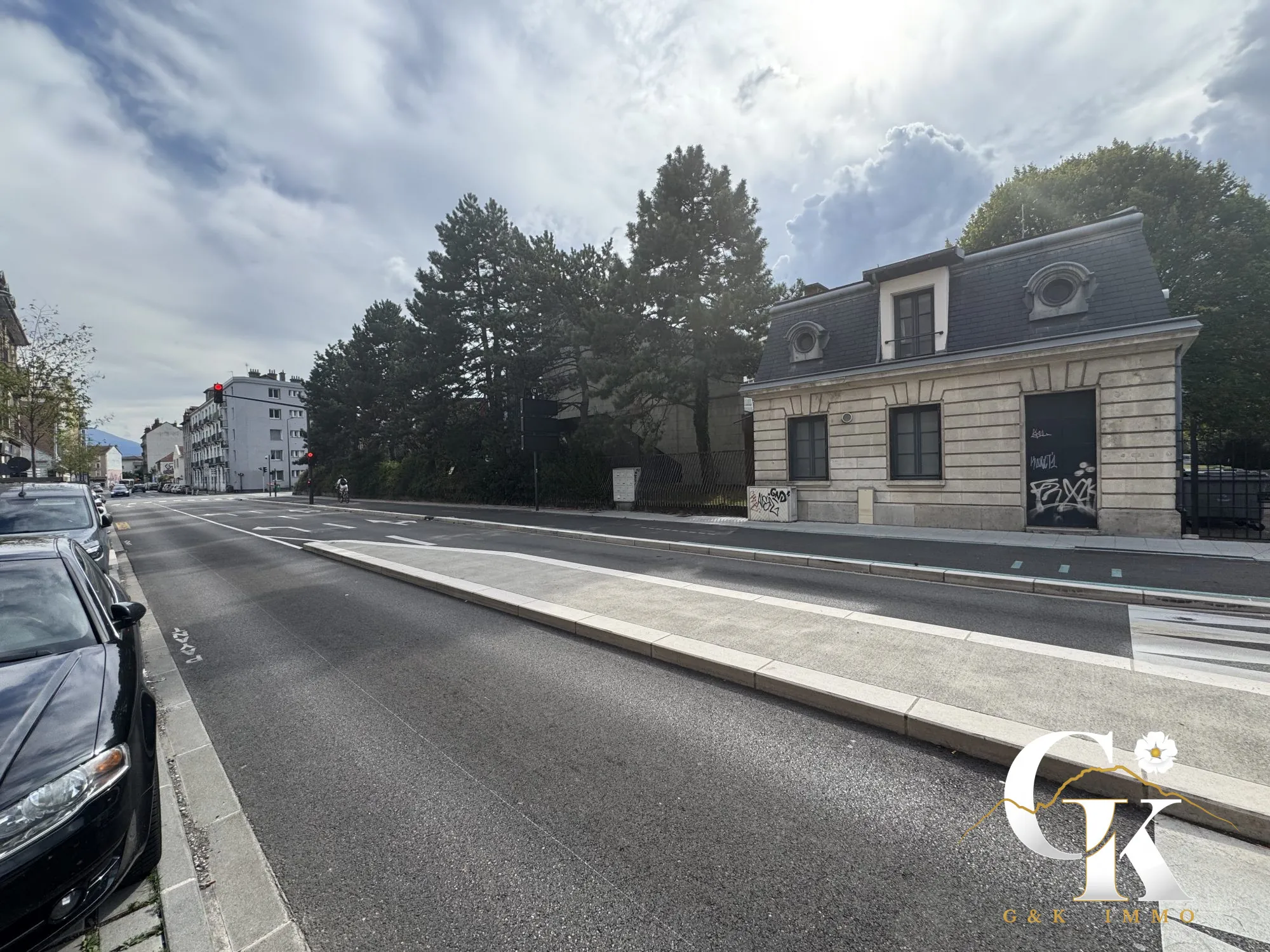Local commercial rénové à Grenoble – Vitrine 3 m, parking et espace lumineux 