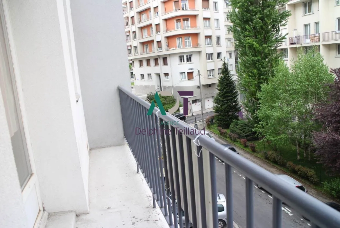 À vendre à Grenoble, duplex 3 pièces avec balcon, ascenseur, proche tramway 