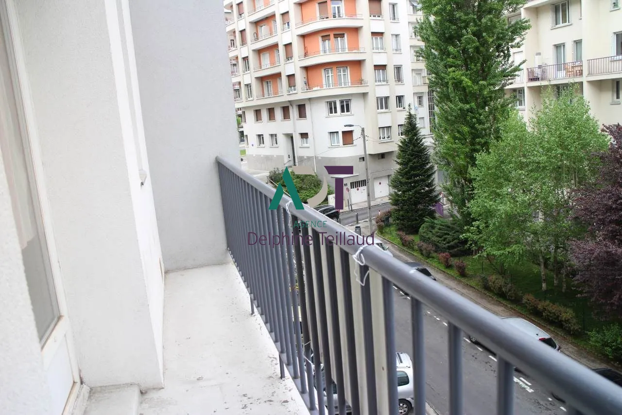 À vendre à Grenoble, duplex 3 pièces avec balcon, ascenseur, proche tramway 