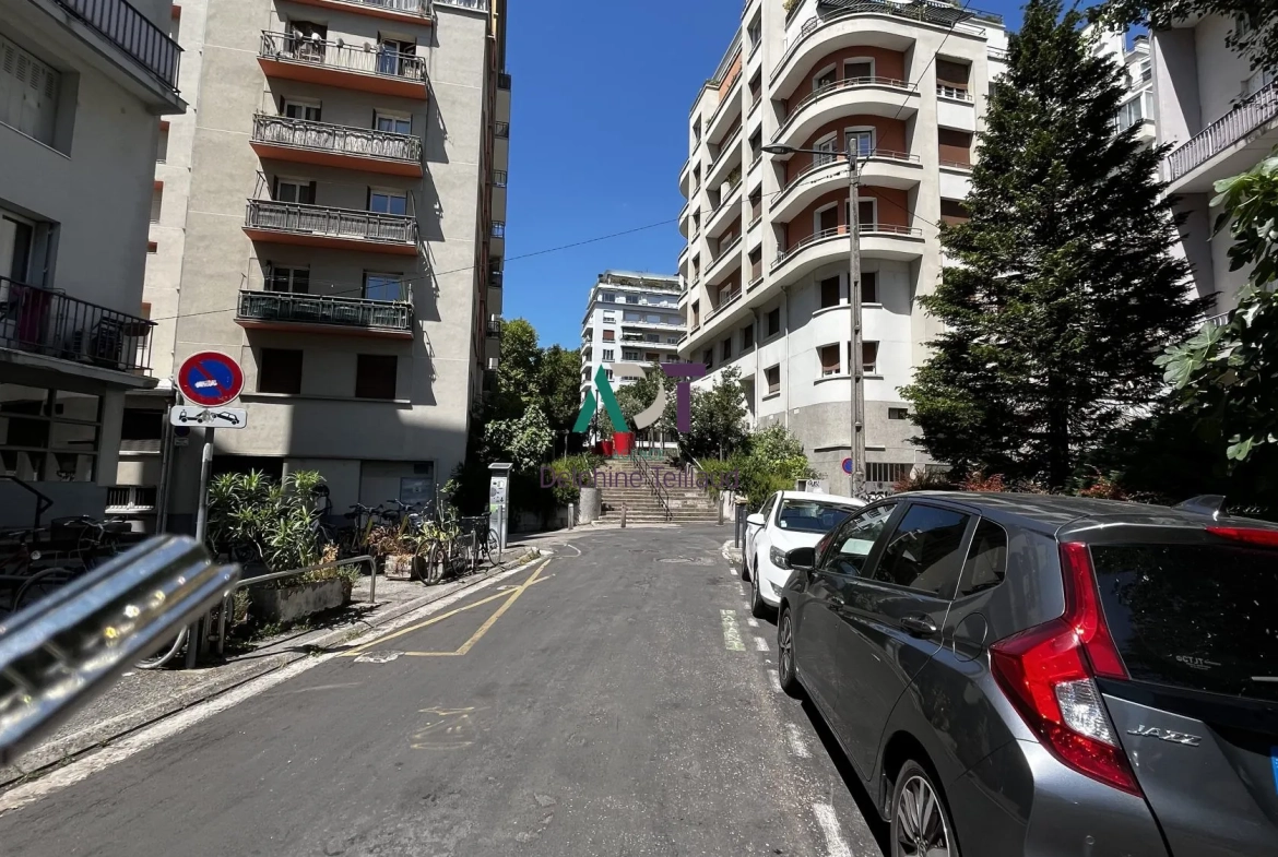À vendre à Grenoble, duplex 3 pièces avec balcon, ascenseur, proche tramway 