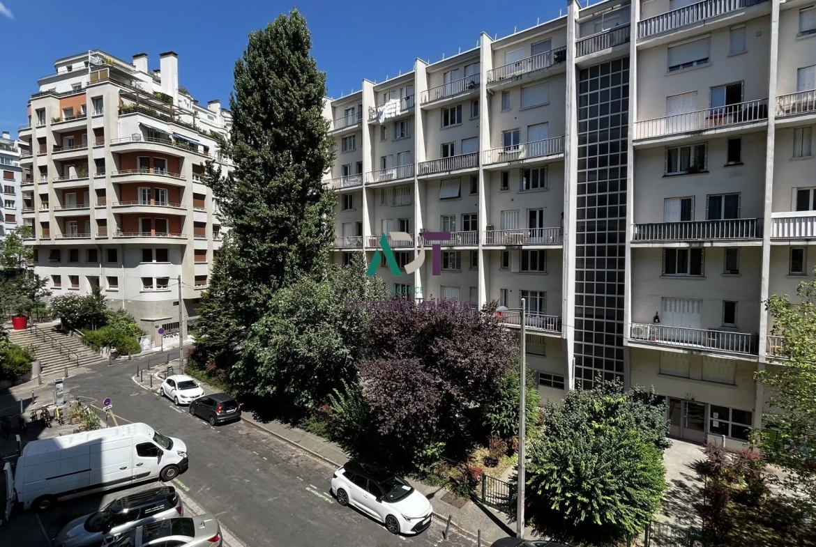 À vendre à Grenoble, duplex 3 pièces avec balcon, ascenseur, proche tramway 