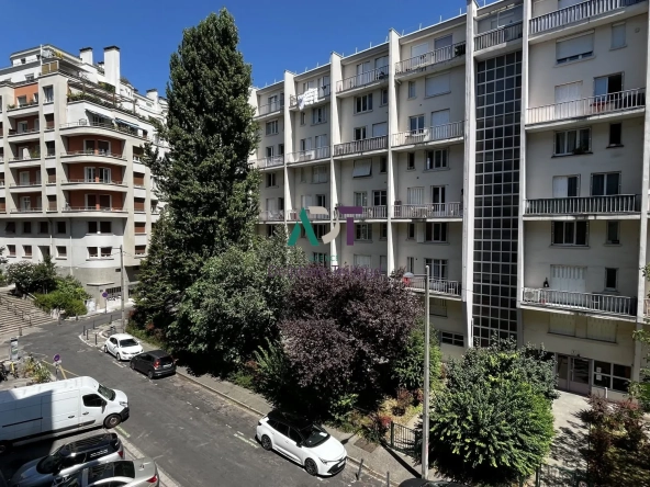 À vendre à Grenoble, duplex 3 pièces avec balcon, ascenseur, proche tramway