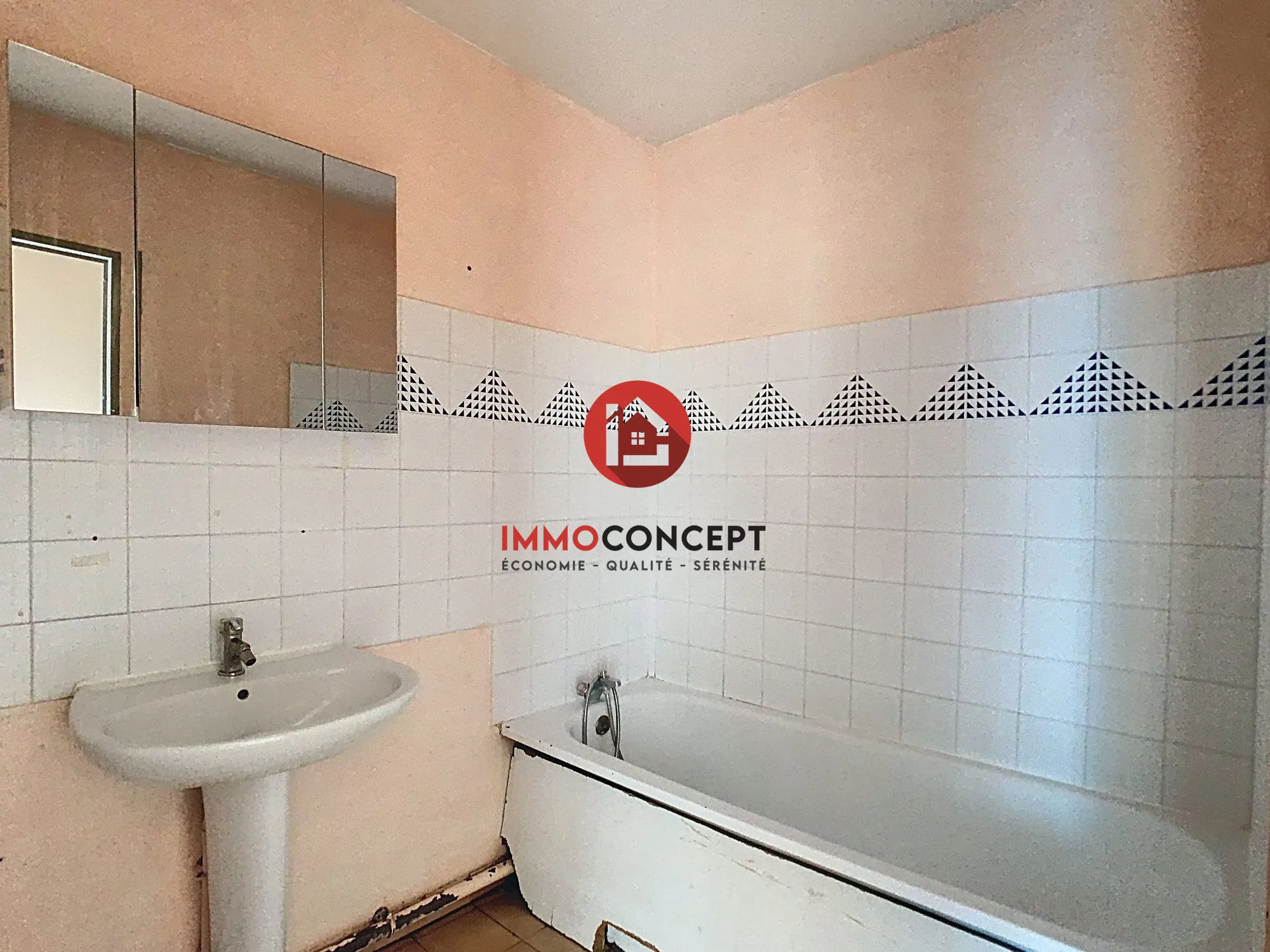Appartement traversant de 85 m² avec parking et cave à Les Angles (30133) 