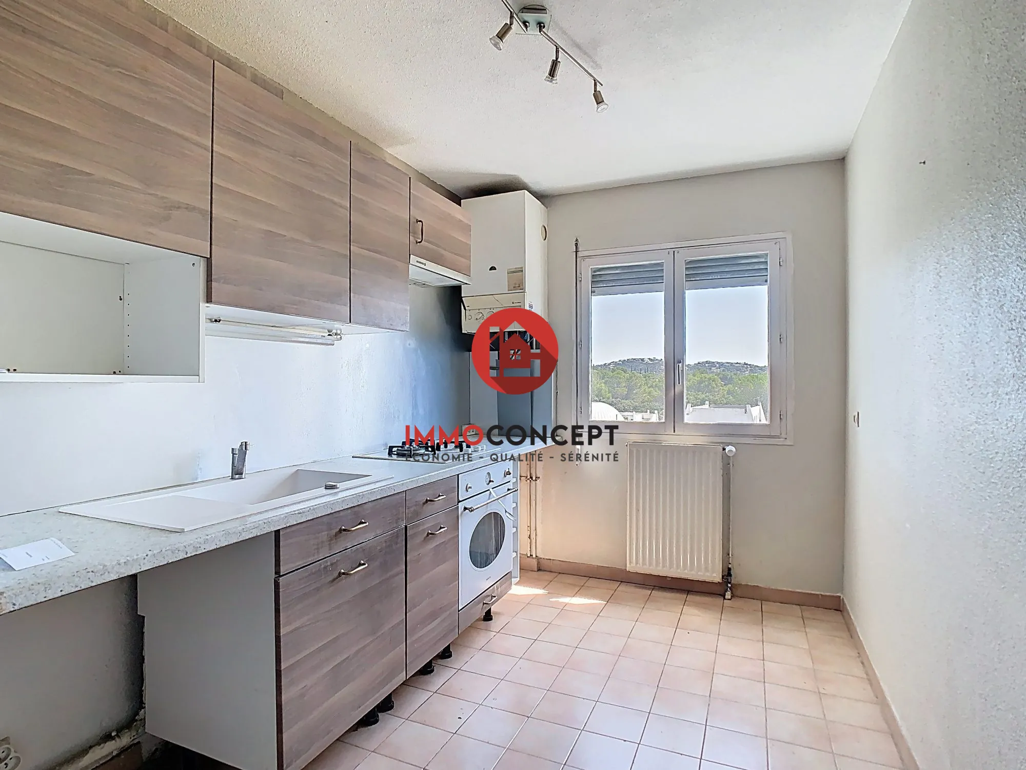 Appartement traversant de 85 m² avec parking et cave à Les Angles (30133) 