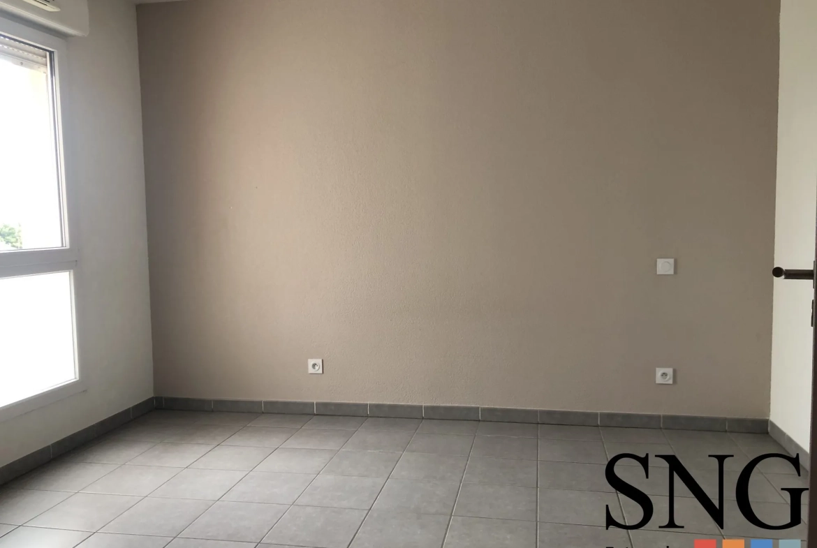 Appartement T2 récent avec terrasse et parking à Narbonne 