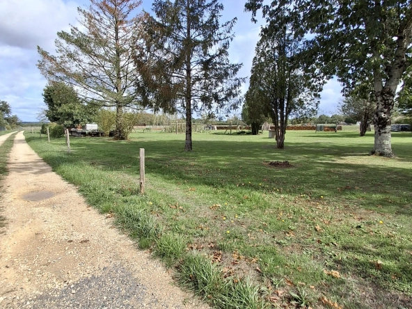 Terrain constructible non viabilisé à Saint-Adjutory, 2000 m² en campagne calme