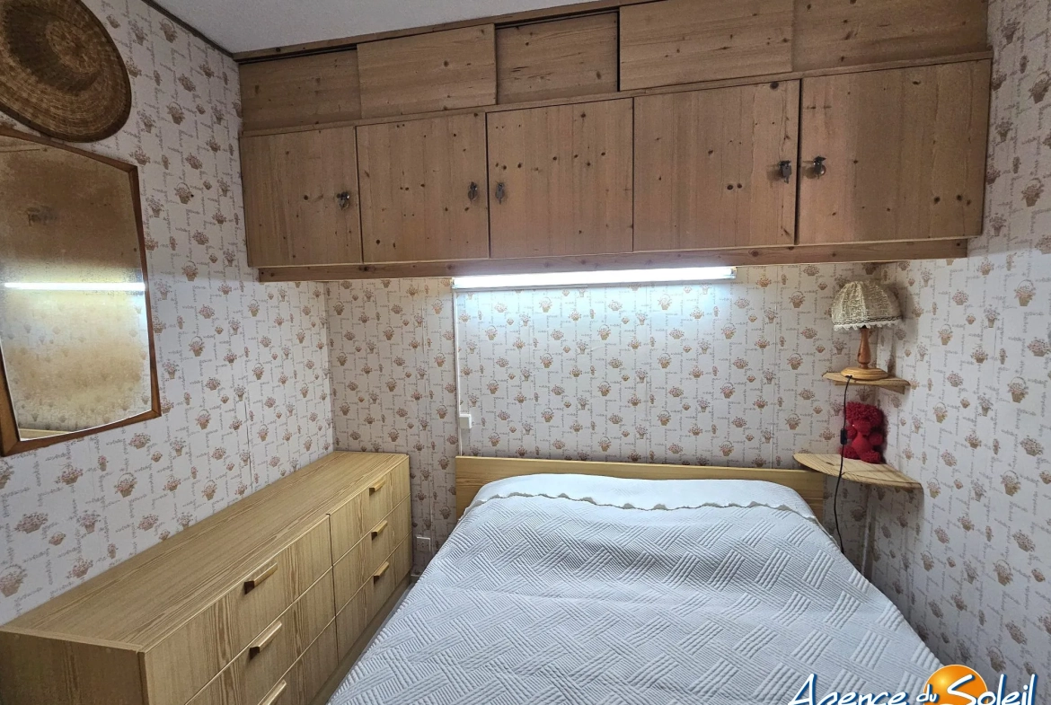 Bel appartement T2 avec terrasse et piscine à Gruissan, vue dégagée, idéal pour résidence ou investissement 