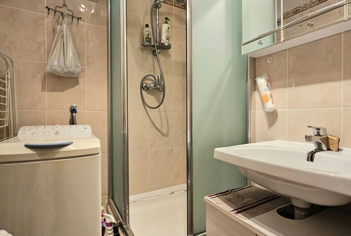 Bel appartement T2 avec terrasse et piscine à Gruissan, vue dégagée, idéal pour résidence ou investissement 