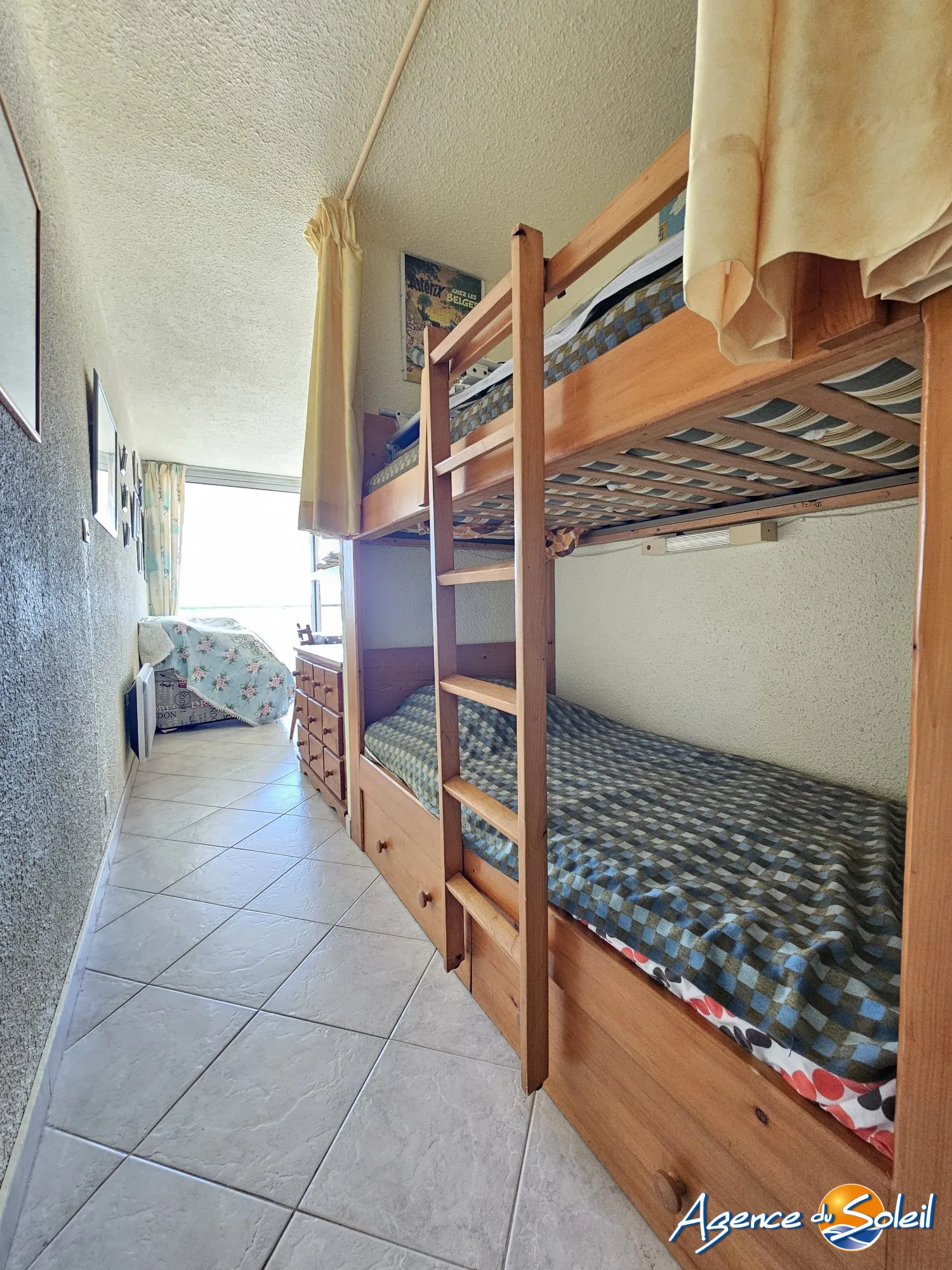 Bel appartement T2 avec terrasse et piscine à Gruissan, vue dégagée, idéal pour résidence ou investissement 