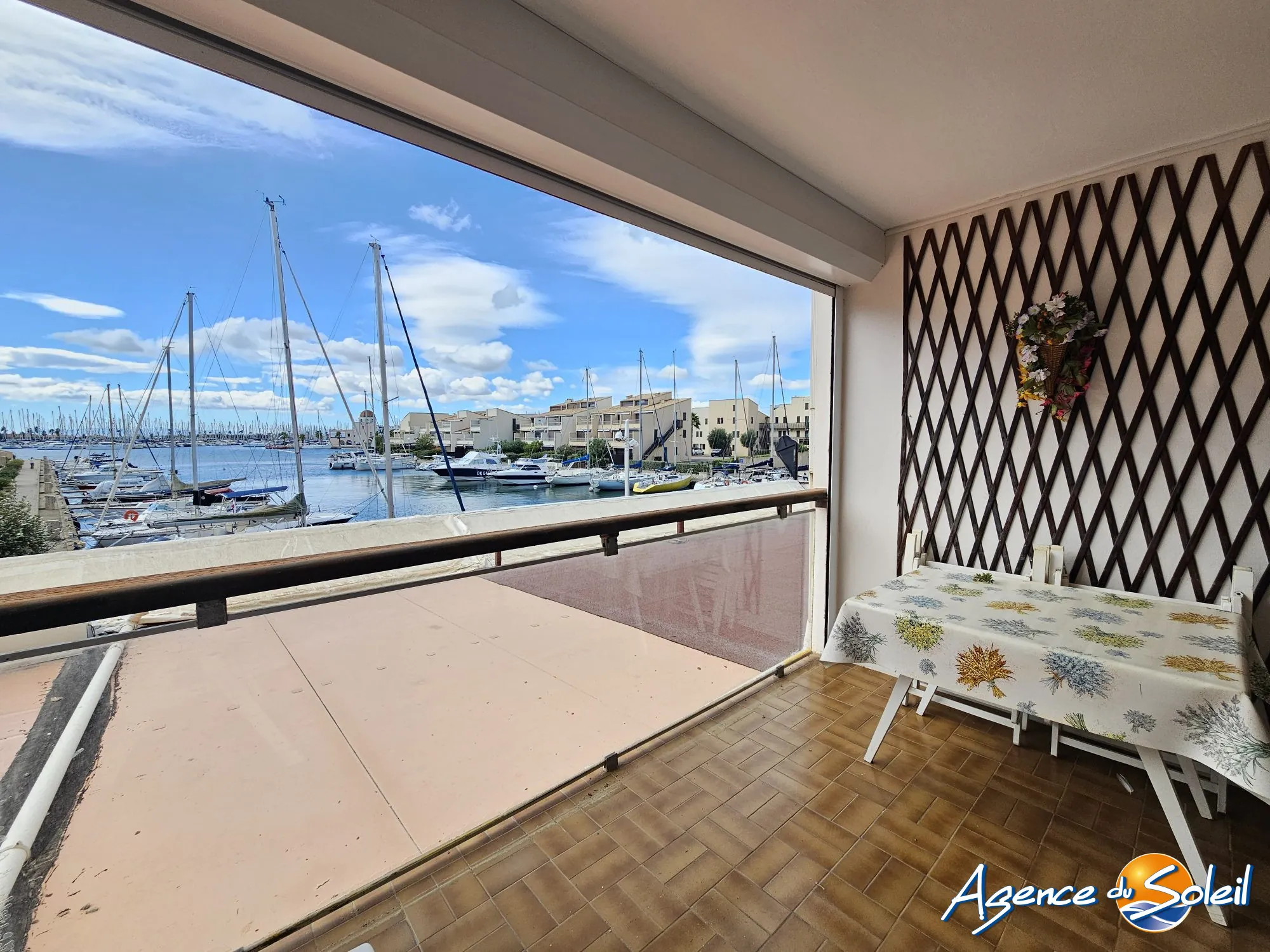 Bel appartement T2 avec terrasse et piscine à Gruissan, vue dégagée, idéal pour résidence ou investissement 