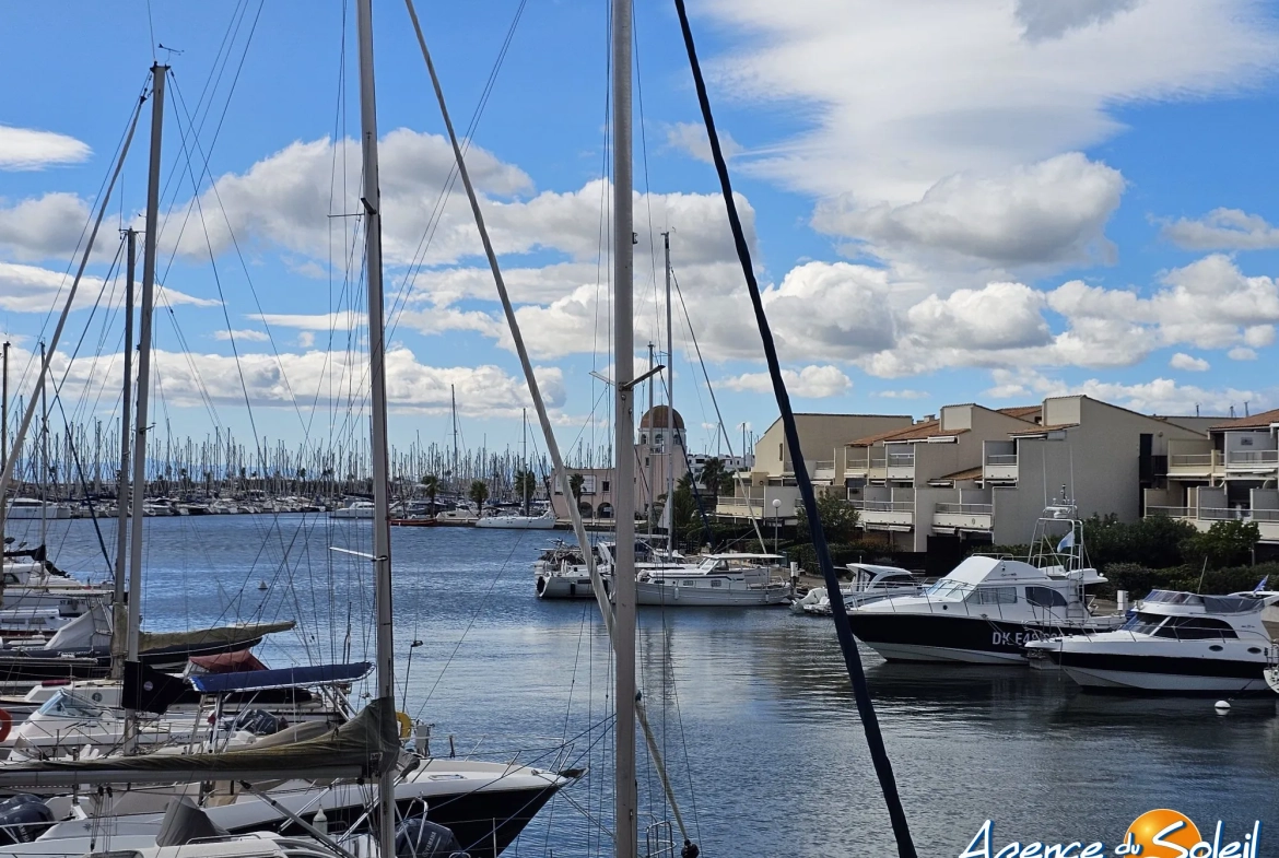 Bel appartement T2 avec terrasse et piscine à Gruissan, vue dégagée, idéal pour résidence ou investissement 
