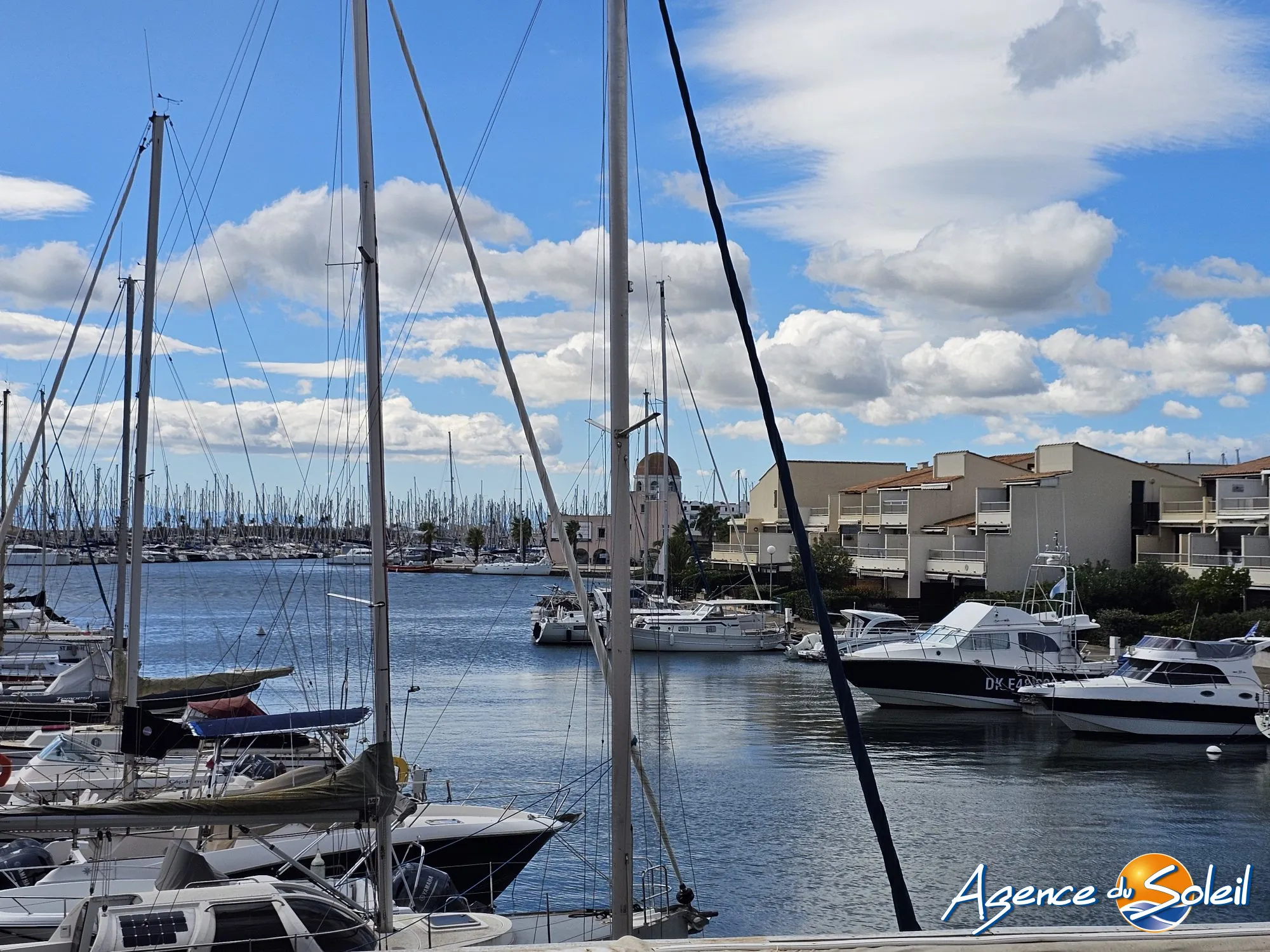 Bel appartement T2 avec terrasse et piscine à Gruissan, vue dégagée, idéal pour résidence ou investissement 