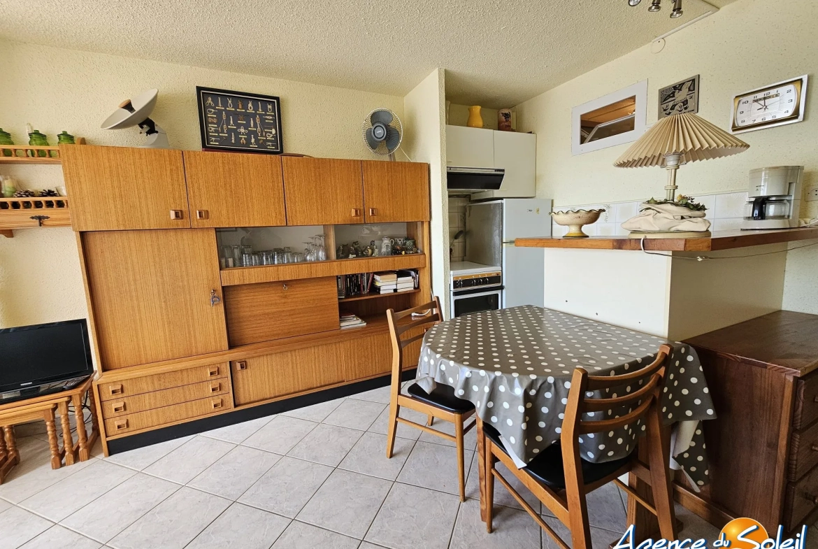 Bel appartement T2 avec terrasse et piscine à Gruissan, vue dégagée, idéal pour résidence ou investissement 