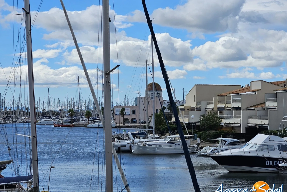 Bel appartement T2 avec terrasse et piscine à Gruissan, vue dégagée, idéal pour résidence ou investissement 