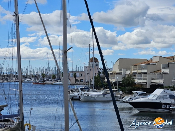 Bel appartement T2 avec terrasse et piscine à Gruissan, vue dégagée, idéal pour résidence ou investissement