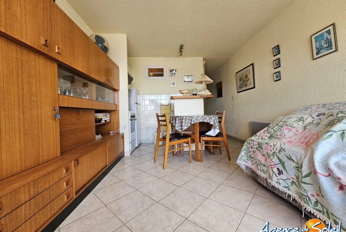 Bel appartement T2 avec terrasse et piscine à Gruissan, vue dégagée, idéal pour résidence ou investissement 