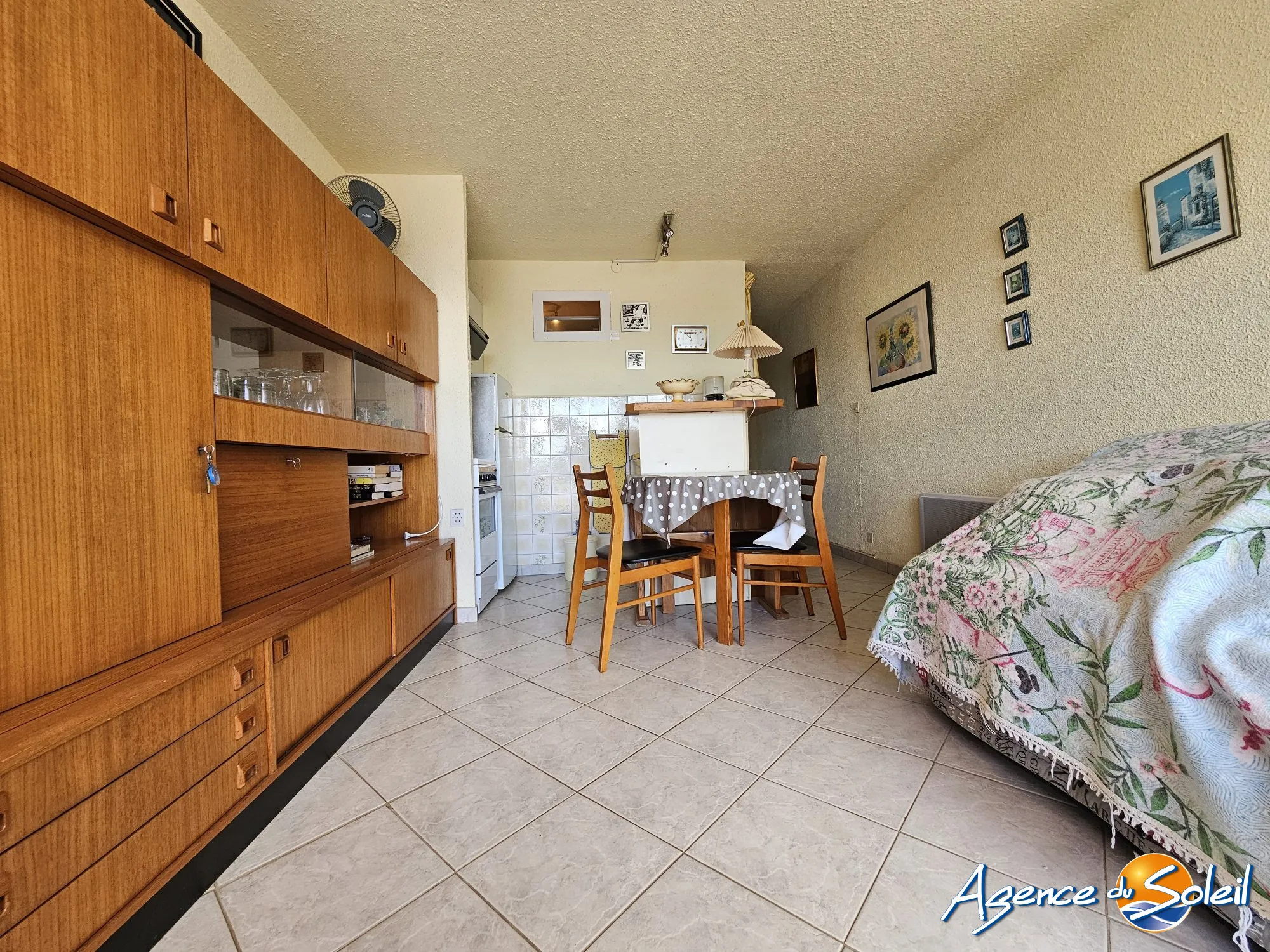 Bel appartement T2 avec terrasse et piscine à Gruissan, vue dégagée, idéal pour résidence ou investissement 