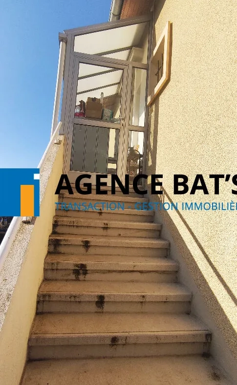 Appartement rénové de 85 m² avec terrain et caves à La Talaudière 