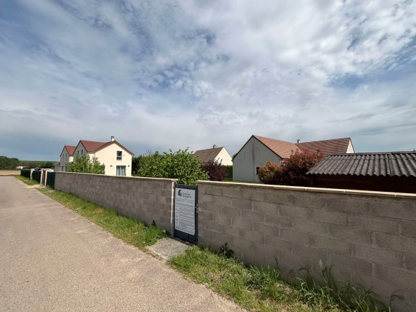 Terrain constructible de 423 m² à Orgerus, proche gare et commodités